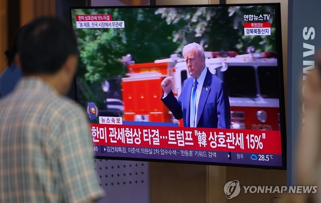 한국과 미국의 관세협상이 타결된 31일 서울역 대합실에서 시민들이 관련 뉴스를 시청하고 있다. 연합뉴스