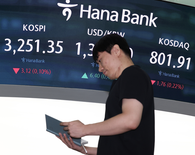 한미 무역 관세 협상이 타결된 31일 오전 서울 중구 하나은행 본점 딜링룸 현황판에 코스피, 원·달러 환율, 코스닥 지수가 표시돼 있다.  [연합뉴스]