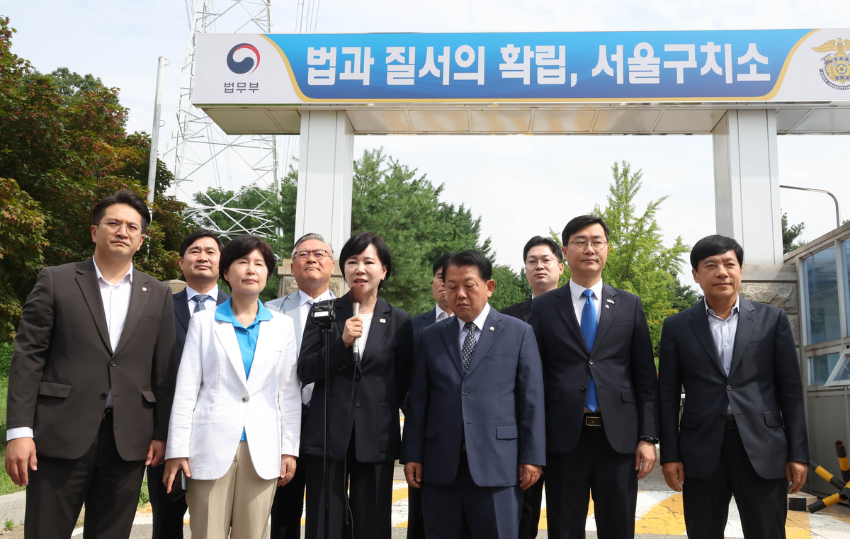 윤석열 전 대통령 건강 논란 격화: 측근 '수사 출석 어려움' vs 구치소 '특이사항 없다'… 진실 공방 심화