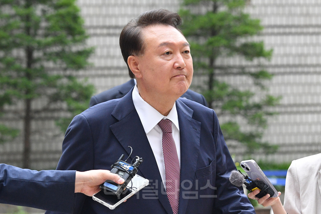 윤석열 전 대통령이 지난달 3일 서울 서초구 서울중앙지방법원에서 열린 내란 우두머리 혐의·직권남용 권리행사 방해 혐의 사건 9차 공판에 출석하고 있다. [사진공동취재단]
