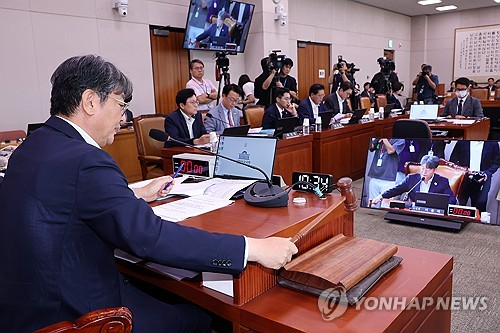1일 서울 여의도 국회에서 방송 3법, 노란봉투법, 상법 등 을 심의하기 위해 열린 법제사법위원회 전체회의에서 더불어민주당 소속 이춘석 위원장이 의사봉을 두드리고 있다.  [연합뉴스]