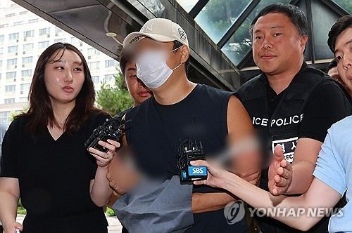 부모·형 살해한 30대 구속심사 출석. [연합뉴스]