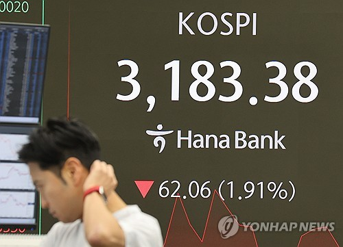 1일 서울 중구 하나은행 본점 딜링룸에서 직원들이 업무를 보고 있다. 이날 코스피는 전장보다 35.12포인트(1.08%) 내린 3,210.32로 시작해 9시 10분 현재 3,200선 아래 하락세를 보이고 있다.  [연합뉴스]