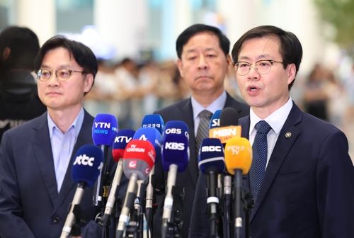 미국과의 무역협상을 마친 여한구 통상교섭본부장이 1일 인천국제공항 제2여객터미널을 통해 귀국해 취재진 질문에 답하고 있다. 왼쪽부터 김정관 산업통상자원부 장관, 구윤철 경제부총리, 여 본부장. [연합뉴스]