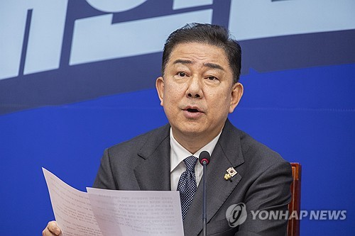 더불어민주당 김병기 당 대표 권한대행 겸 원내대표가 1일 국회에서 열린 최고위원회의에서 발언하고 있다. [연합뉴스]