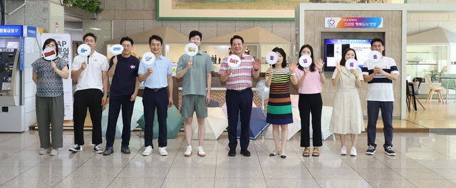 최대호 시장과 직원들이 시원하고 가벼운 복장 참여를 독려했다.