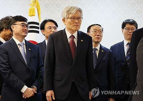 지난 7월 31일 서울 종로구 정부서울청사에서 열린 차관(급) 임명장 수여식에서 최동석(가운데)  인사혁신처장이 기념촬영 뒤 이동하고 있다. [연합뉴스]