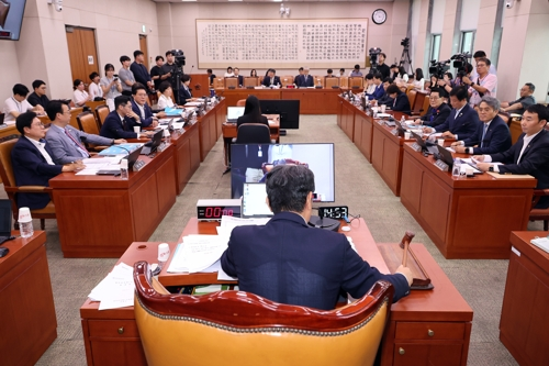1일 서울 여의도 국회에서 열린 법제사법위원회 전체회의에서 상법 일부개정법률안이 통과되고 있다. [연합뉴스]