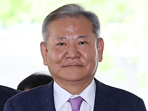 이상민 전 행정안전부 장관이 구속 전 피의자 심문(영장실질심사)을 위해 31일 서울 서초구 서울중앙지방법원으로 들어서고 있다. [연합뉴스]