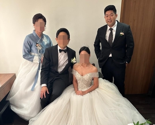 미 이민당국에 구금된 김태흥(맨 오른쪽)씨가 동생의 결혼식에 참석해 찍은 사진. [미주한인봉사교육단체협의회 제공]