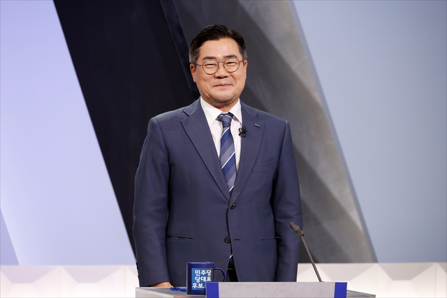 더불어민주당 대표 선거에 출마한 박찬대 의원이 지난달 27일 서울 여의도 KBS 신관 공개홀에서 열린 TV토론회에 참석해 시작을 기다리고 있다. [국회사진기자단]