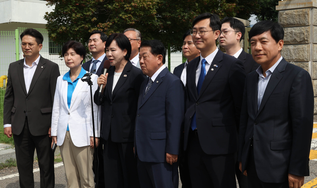 더불어민주당 ‘3대특검(내란·김건희·순직해병) 종합대응 특별위원회’가 지난달 31일 첫 일정으로 윤석열 전 대통령이 수감된 서울구치소를 방문했다. [국회사진기자단]