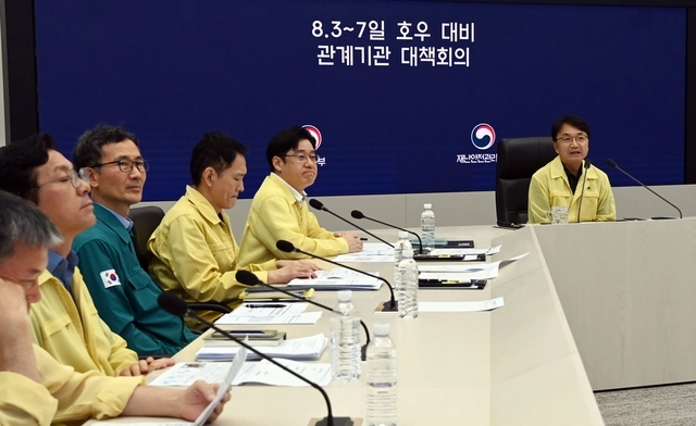 김광용 행안부 재안안전관리본부장(오른쪽)이 2일 호우 대비 긴급 점검회의를 주재하고 있다. [행안부]