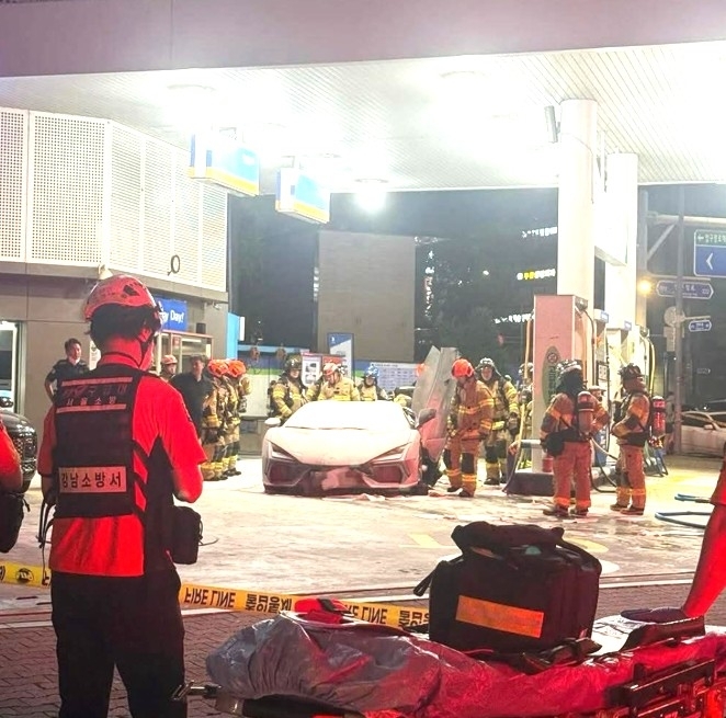 ‘10억’ 람보르기니 강남서 기름 넣다 불…2명 부상