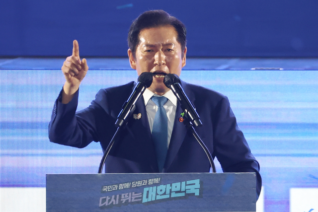 정청래 더불어민주당 신임 당대표가 2일 경기 고양 킨텍스에서 열린 전국당원대회에서 당대표직 수락연설을 하고 있다. [연합뉴스]