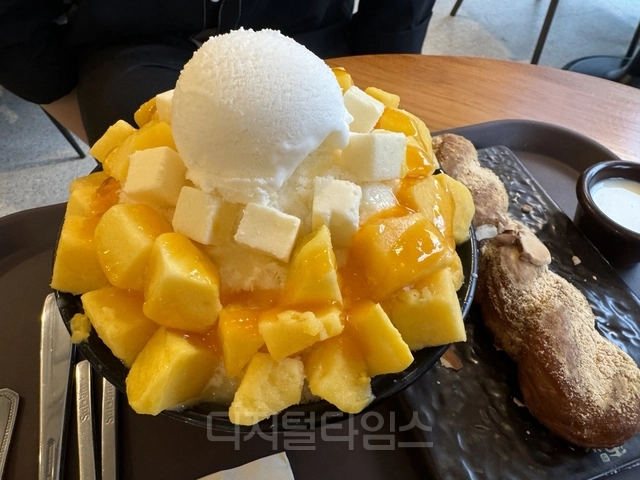 설빙의 ‘애플망고치즈빙수’. 정래연기자
