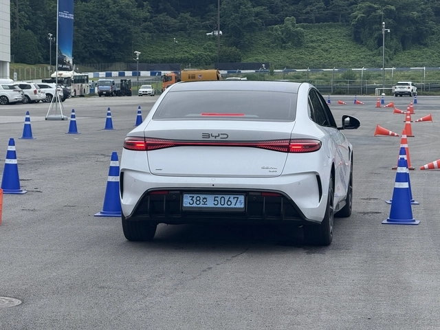 짐카나 주행을 앞두고 있는 BYD 씰의 후면부 모습