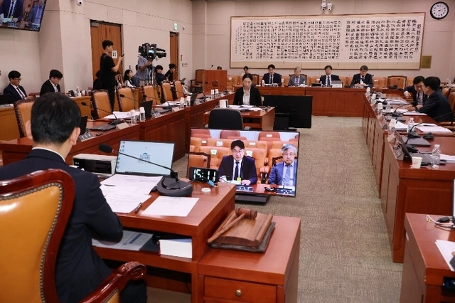 더불어민주당 주도로 노란봉투법(노봉법·노동조합법 개정안)이 1일 국회 법제사법위원회 심사를 통과했다. [연합뉴스]