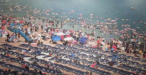 50만명 모였다…뜨거운 부산 해운대·광안리 해수욕장, 휴가 인파 북적