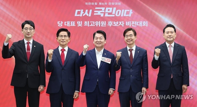 3일 서울 여의도 국민의힘 당사에서 열린 제6차 전당대회 후보자 비전대회에서 (맨 왼쪽부터) 주진우·김문수·안철수·조경태·장동혁 당 대표 후보들이 기념촬영 하고 있다. [연합뉴스]