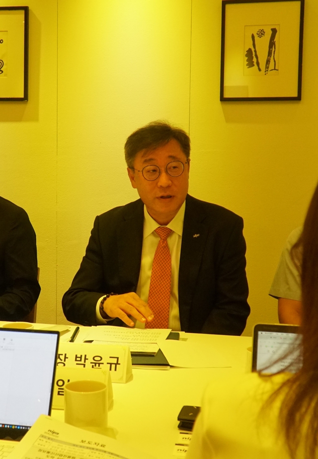 박윤규 정보통신산업진흥원(NIPA) 원장이 지난달 31일 서울 중구 달개비에서 개최한 기자간담회에서 인공지능(AI) 정책 추진 전략에 대해 설명하고 있다. NIPA 제공