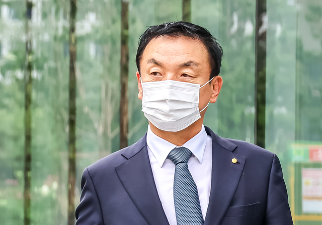권오수 전 도이치모터스 회장이 3일 서울 종로구 KT광화문빌딩에 마련된 김건희 여사 관련 의혹을 수사 중인 민중기 특별검사팀 사무실에서 오전 조사를 마친 뒤 이동하고 있다. 사진=박동욱 기자 fufus@