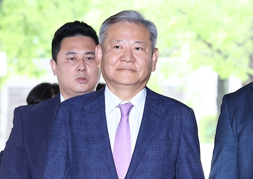 이상민 전 행정안전부 장관이 구속 전 피의자 심문(영장실질심사)을 위해 지난 7월 31일 서울 서초구 서울중앙지방법원으로 들어서고 있다.     [연합뉴스]