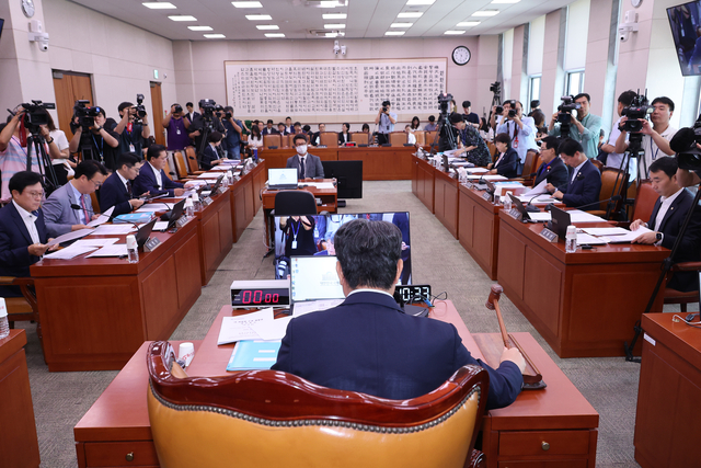 1일 서울 여의도 국회에서 방송 3법, 노란봉투법, 상법 등 을 심의하기 위해 열린 법제사법위원회 전체회의에서 더불어민주당 소속 이춘석 위원장이 의사봉을 두드리고 있다. 연합뉴스