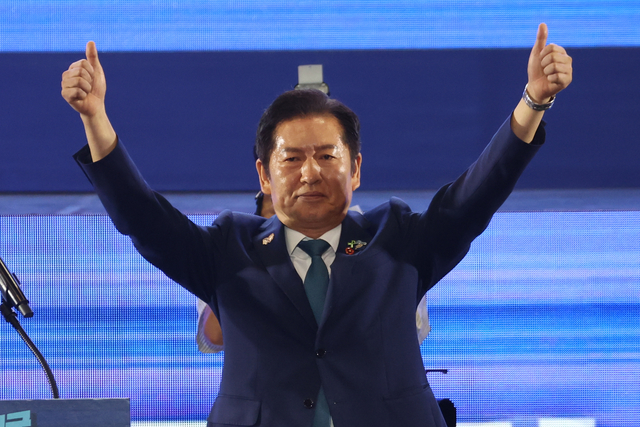 정청래 신임 더불어민주당 대표가 지난 2일 경기도 고양시 킨텍스에서 열린 전국당원대회에서 당대표직 수락연설을 마친 뒤 인사하고 있다. [연합뉴스]