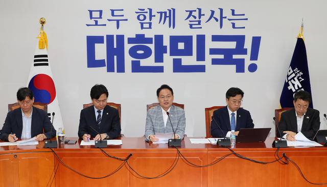 허영 더불어민주당 원내정책수석이 3일 서울 여의도 국회에서 열린 노조법 2·3조 개정 관련 기자간담회에서 발언하고 있다. 왼쪽부터 정흥준 서울과학기술대 교수, 김현정 원내대변인, 허영 원내정책수석, 이용우 원내부대표, 박홍배 원내부대표. [연합뉴스]