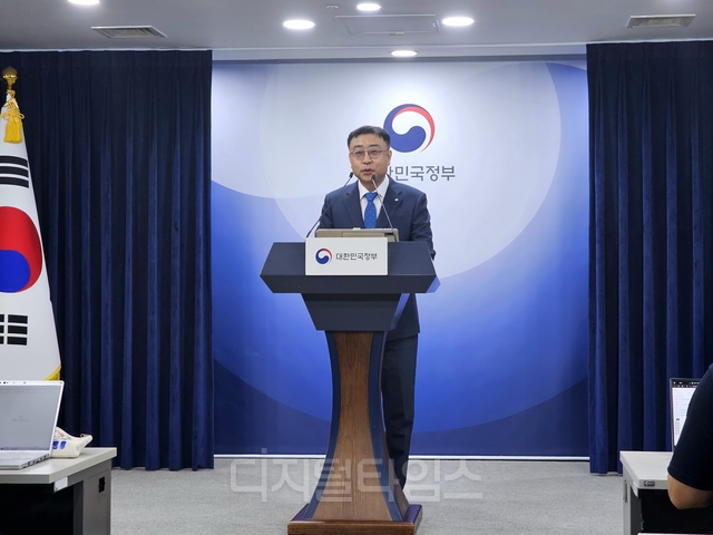 송상훈 과학기술정보통신부 정보통신정책실장이 4일 정부서울청사에서 독자 AI 파운데이션 모델 프로젝트 발표평가 결과에 대해 브리핑하고 있다. 팽동현 기자