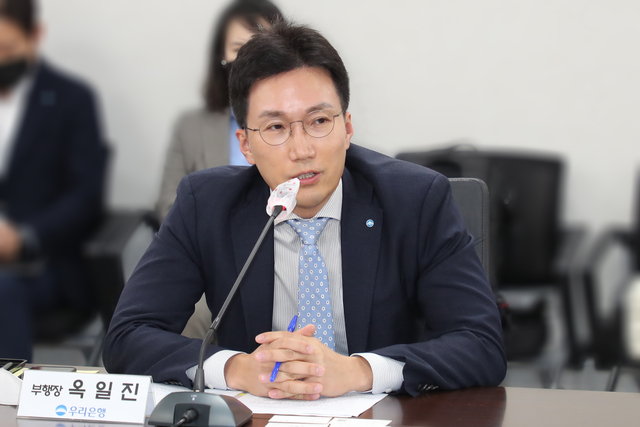옥일진 우리은행 디지털전략그룹 부행장이 발언하고 있다. [우리은행 제공]
