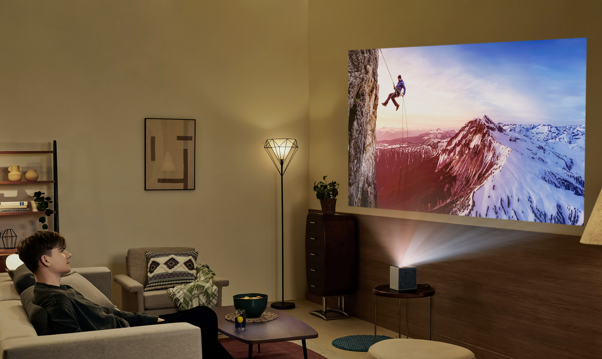 손안에 펼쳐지는 영화관! LG 시네빔 쇼츠, 초소형 4K 프로젝터로 라이프스타일 업그레이드