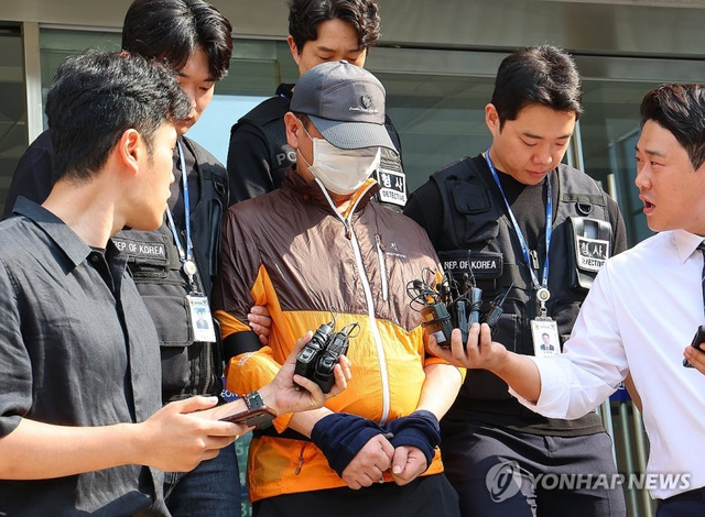 인천 송도에서 사제 총기로 아들을 살해한 60대 남성 A씨가 30일 인천 논현경찰서 유치장에서 검찰로 송치되고 있다. 연합뉴스