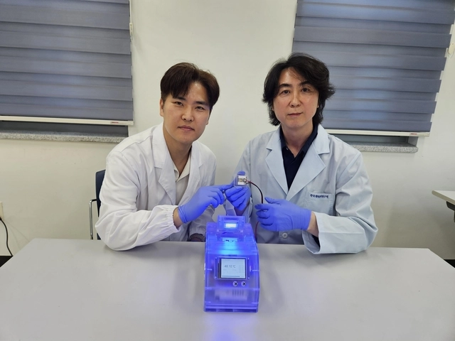 권오석(왼쪽) 성균관대 교수,  고경철생명연 박사
생명연 제공