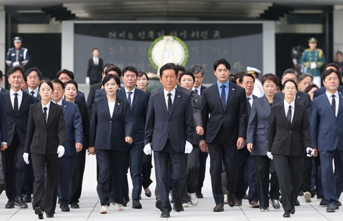 정청래 더불어민주당 신임 대표가 4일 서울 동작구 국립서울현충원에서 참배를 마친 뒤 이동하고 있다.   [공동취재=연합뉴스]