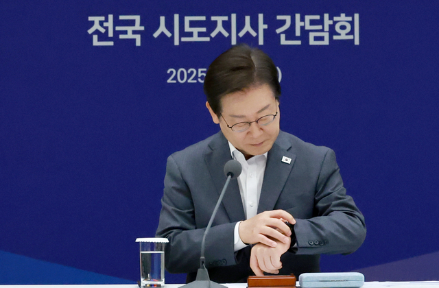 시간 확인하는 이재명 대통령. 연합뉴스