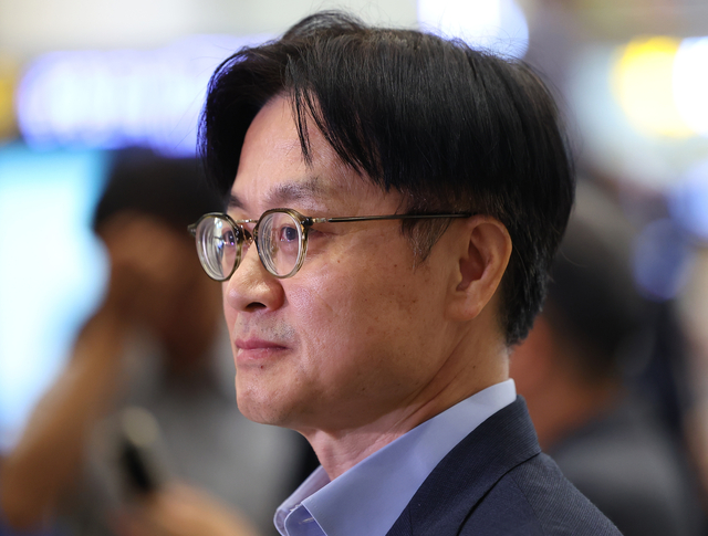취재진 질문 경청하는 김정관 산업통상자원부 장관 [연합뉴스]