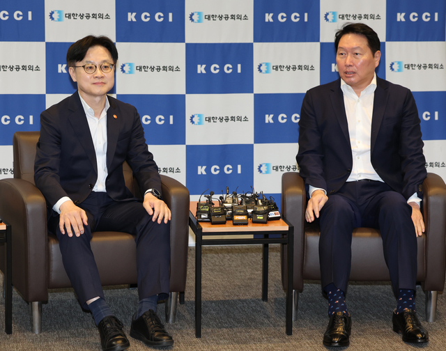 김정관(왼쪽) 산업통상자원부 장관과 최태원 대한상공회의소 회장이 4일 서울 중구 대한상의 회관에서 만나 대화를 나누고 있다. 연합뉴스.