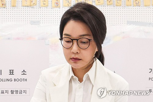 [속보] 해병특검 “김건희 비화폰 한대로 파악…최근까지 사용”