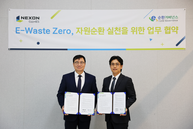 이영호(사진 오른쪽) 넥슨게임즈 ESG TF 실장과 정덕기 E-순환거버넌스 이사장이 5일 업무 협약식에서 기념촬영하고 있다. 넥슨게임즈 제공