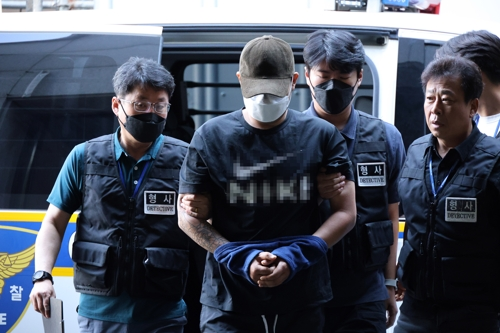 5일 오전 대전 교제살인 사건 피의자 A(20대)씨가 입원 중이던 병원에서 퇴원하면서 경찰에 체포돼 대전서부경찰서로 들어서고 있다.  [연합뉴스]
