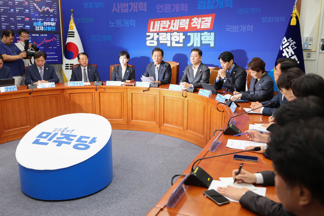 정청래 신임 더불어민주당 대표가 4일 국회에서 열린 최고위원회의에서 발언하고 있다. [연합뉴스]