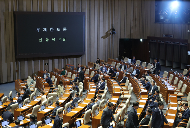 4일 국회 본회의에서 국민의힘 의원들이 ‘방송3법(방송법·방송문화진흥회법·한국교육방송공사법 개정안)’ 상정과 관련한 신동욱 의원의 무제한토론(필리버스터) 발언을 듣고 있다. 연합뉴스