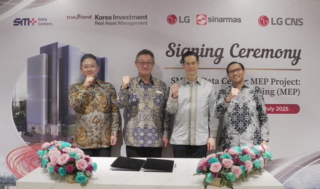 현신균(왼쪽 두번째) LG CNS 사장과 시나르마스그룹 계열사 에스엠플러스의 빌 쳉(왼쪽 세번째) 회장 등이 AI데이터센터 구축 계약을 체결한 뒤 파이팅을 외치고 있다. LG CNS 제공