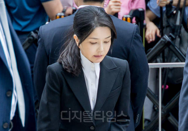 윤석열 전 대통령 부인 김건희씨가 지난 6일 피의자 신분으로 서울 종로구 KT광화문빌딩 웨스트에 마련된 민중기 특별검사팀 사무실에 출석하고 있다. 박동욱기자 fufus@