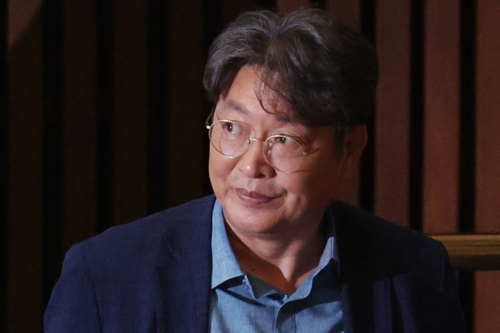 차명 주식거래 의혹을 받는 더불어민주당 이춘석 의원이 5일 국회 본회의에 출석해 방송법 개정안에 대한 기표를 한 뒤 투표함으로 이동하고 있다. [연합뉴스]