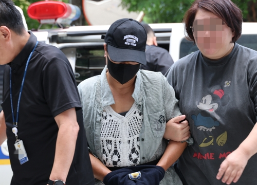 남편 중요부위 절단한 아내 구속심사 출석 [연합뉴스 자료사진]