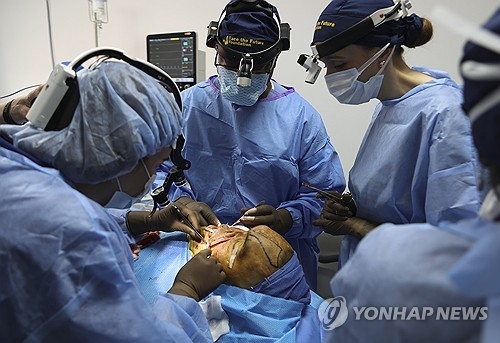 작년 4월 우크라이나 서부 이바노프란키우스크의 한 병원에서 의료진이 부상당한 우크라이나 병사를 수술하는 모습. [EPA=연합뉴스]