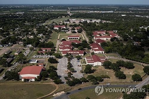 엡스타인 성범죄 공범 ‘리조트급 수용소’ 이감에 美 분노 확산